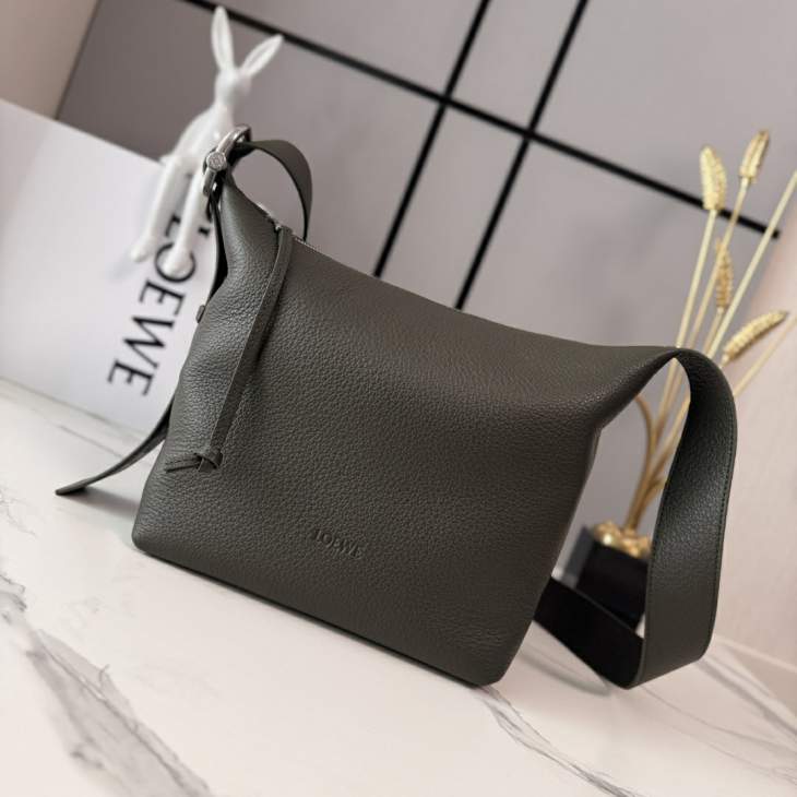 Picture of Loewe Handbags _SKUfw239908115fw